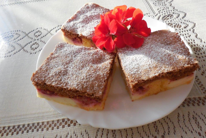 Tvarohové řezy s jahodami