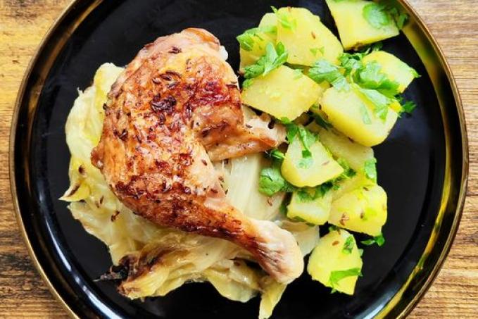 Pečená kuřecí stehna na zelí a vařená kedlubna