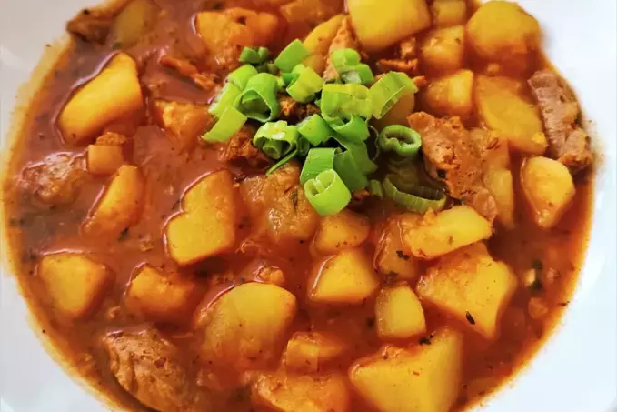 Sojový guláš s bramborami