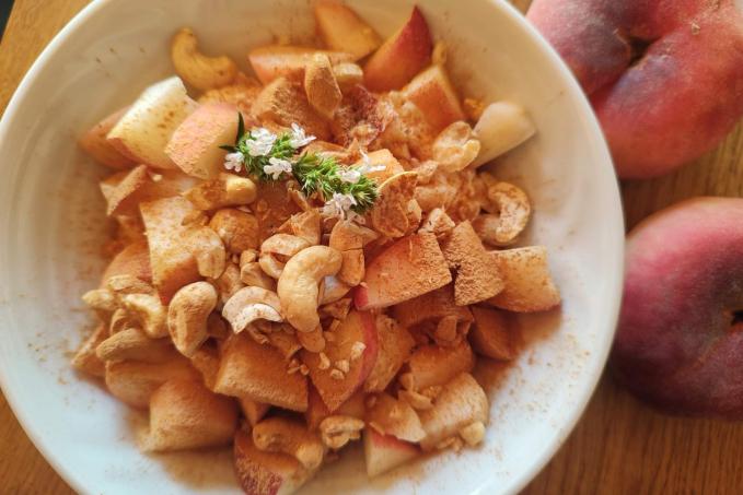 Tvaroh s broskví a kešu oříšky