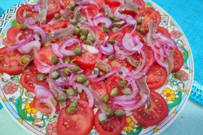 Salát Eoliana s ančovičkami a kapary