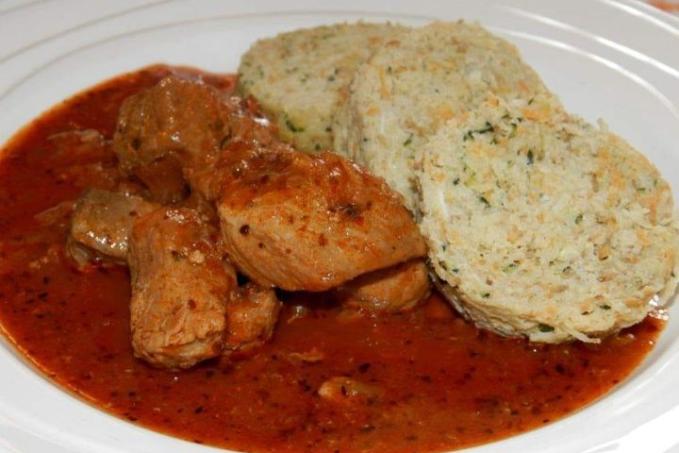 Vepřový guláš z trouby  se zeleninovými knedlíky