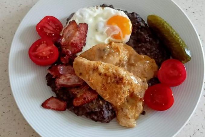 Černá čočka s kuřecím masem a slaninou