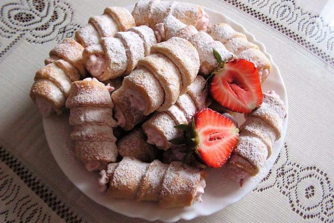 Kremrole z kynutého těsta s jahodovou šlehačkou