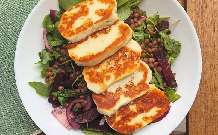 Halloumi se salátem s čočkou a červenou řepou