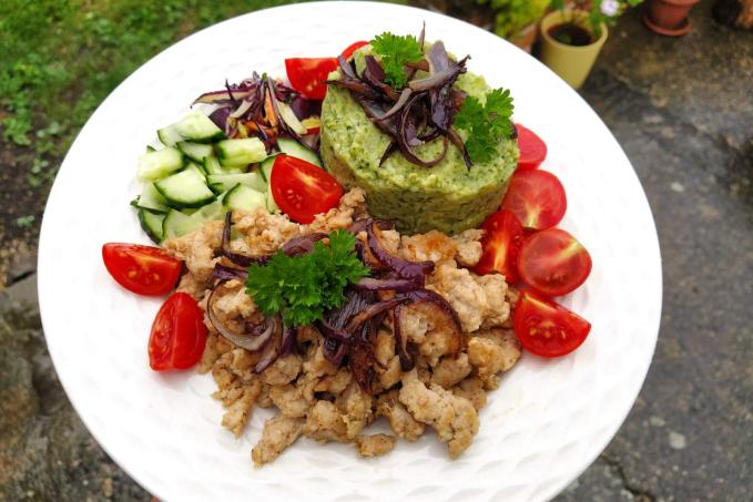 Kuřecí mleté maso na pánvi s brokolicovou kaší - LC