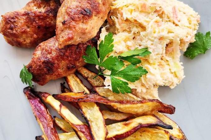 Karbanátky, batátové hranolky a mrkvovo-zelný salát