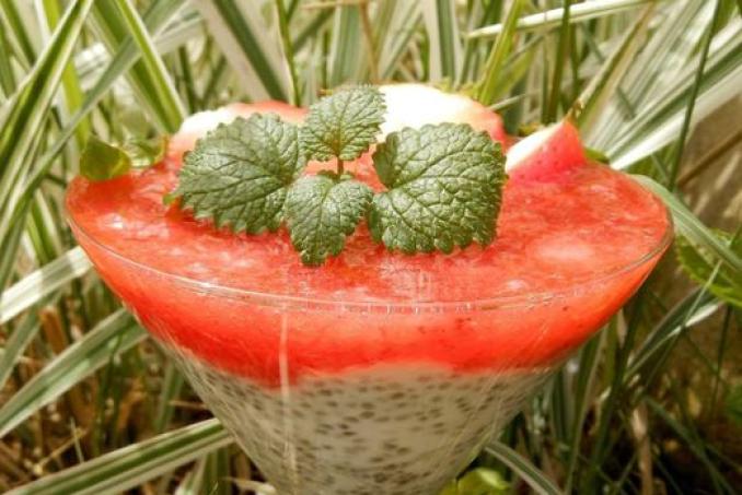 Dezert z kokosového mléka s chia semínky a jahodami