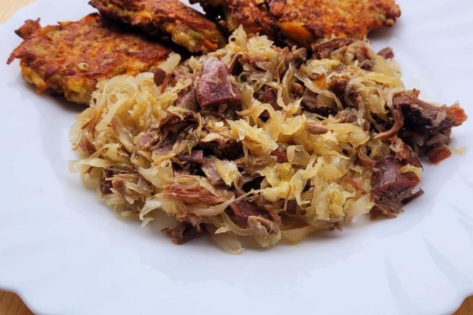 PLACIČKY S UZENÝM A KYSANÝM ZELÍM