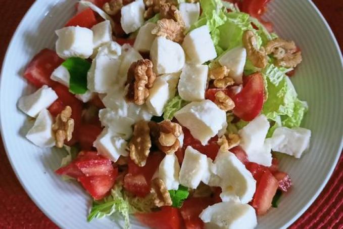 Salát s mozarellou a ořechy