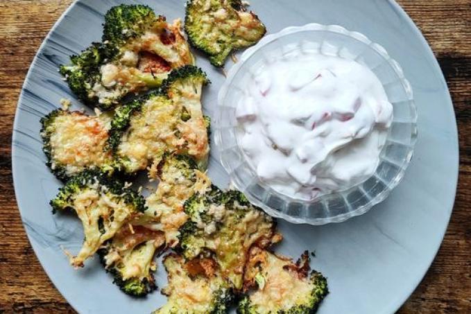 Rozmáčklá pečená brokolice a tvarohový dip s rajčaty a jalapeno