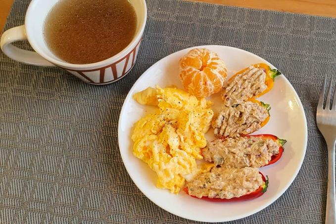 Snídaňový talíř s vejci a rybičkovou pomazánkou