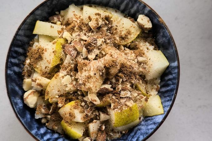 Řecký jogurt s hruškou, lískovými ořechy a perníkovým kořením