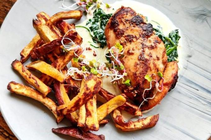 Kuřecí prso se smetanovo-špenátovou omáčkou a batátové hranolky