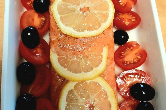 Pečený losos s rajčaty a olivami