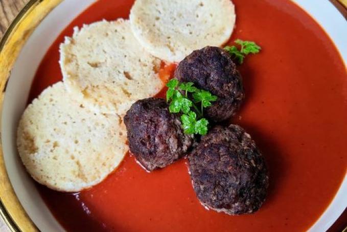 Rajská omáčka s masovými koulemi a mandlový knedlíkem