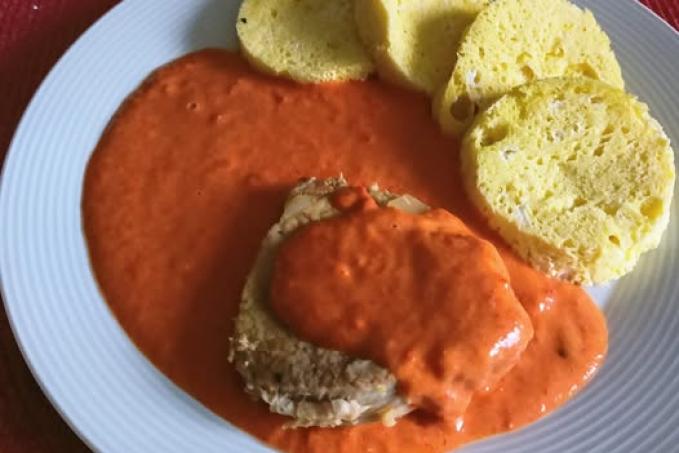 Vepřové maso s kapiovou omáčkou  a paloučkový knedlík