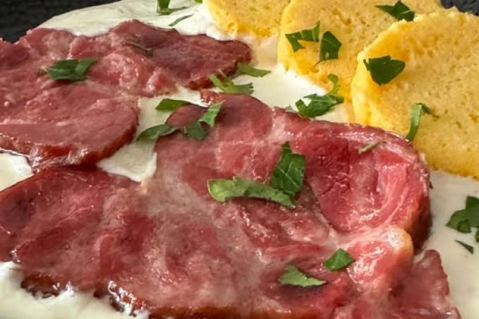 Uzená krkovička, křenová omáčka s lučinovým knedlíkem