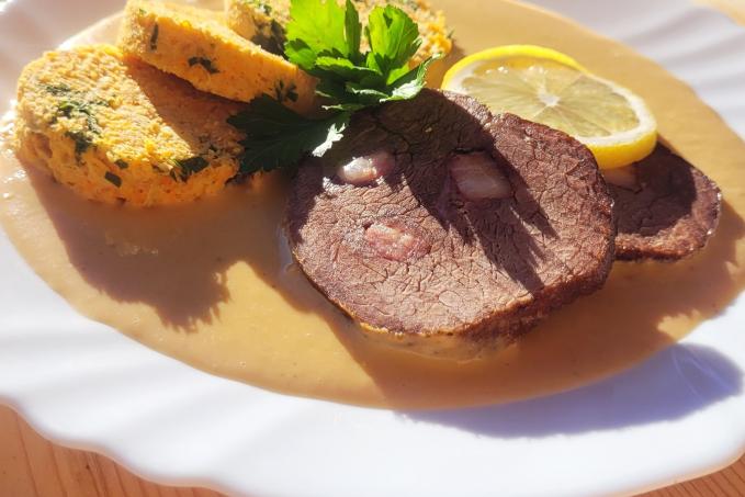 HOVĚZÍ SVÍČKOVÁ SE ZELENINOVÝM KNEDLÍKEM