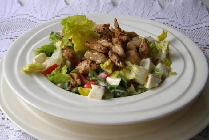 Salát s mozzarellou a kuřecím masem