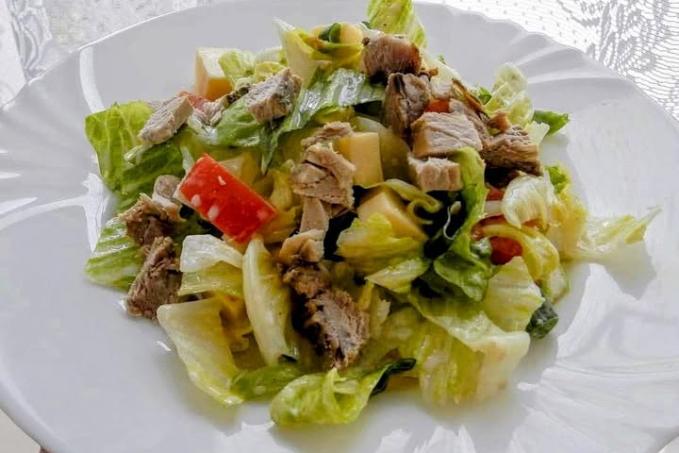 Salát s masem a sýrem