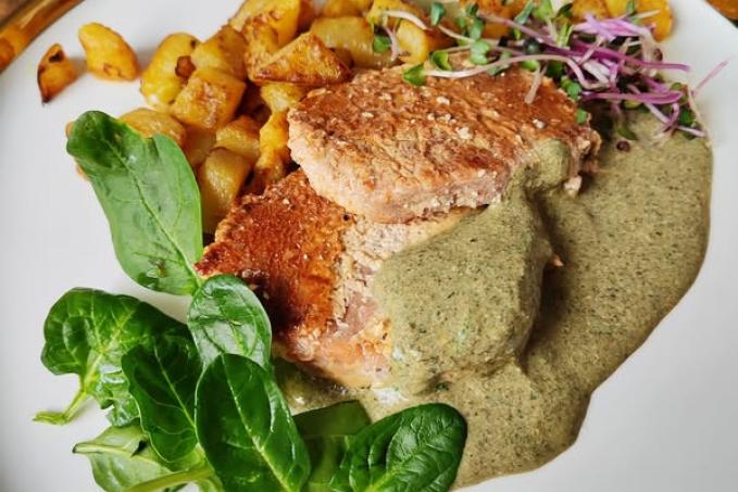 Vepřová pečeně s opečenou kedlubnou a špenátovou omáčkou