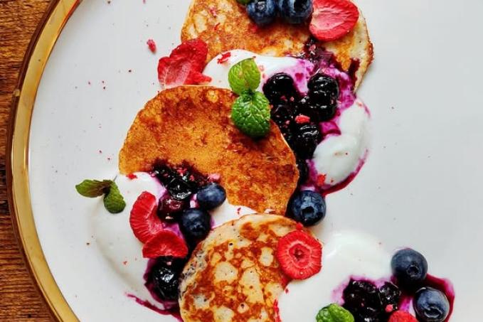 Lívanečky z cottage, s jogurtem a borůvkovým rozvarem