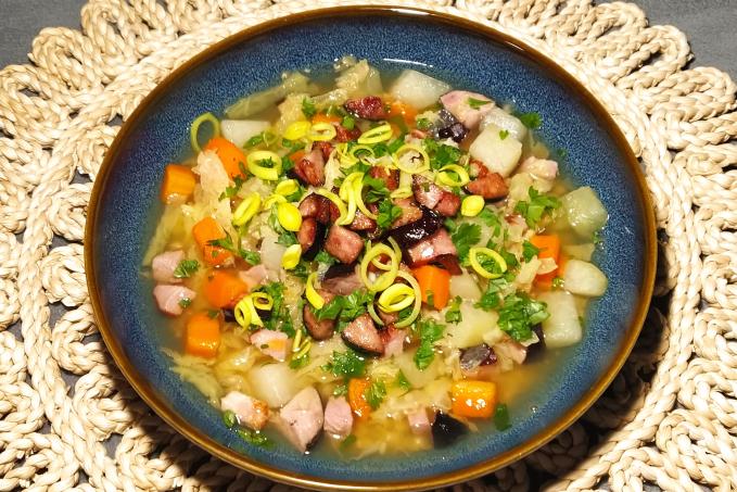 Uzená polévka s červenou čočkou, zeleninou a uzeným masem