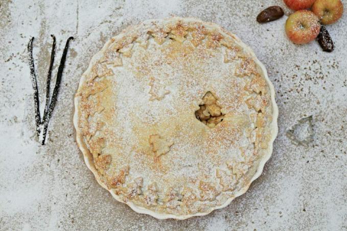 Sváteční jablečný páj s datlemi