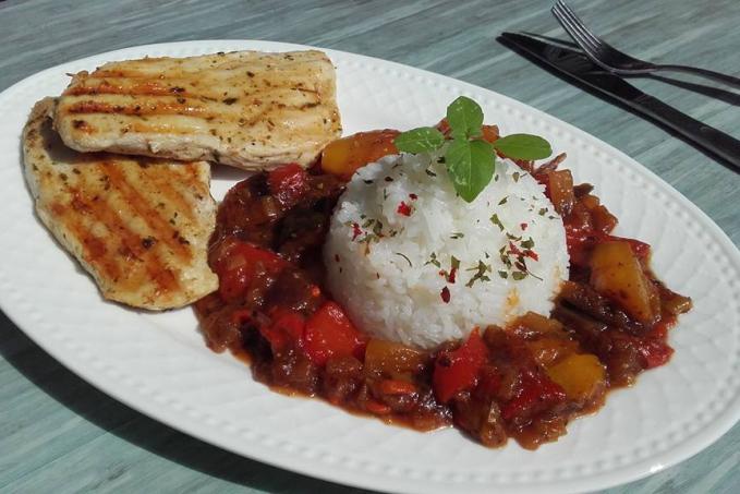 Ratatouille,grilovaný kuřecí plátek a jasmínová rýže