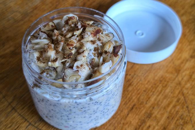 Jablečná svačinka do sklenice s ořechy, jogurtem a chia