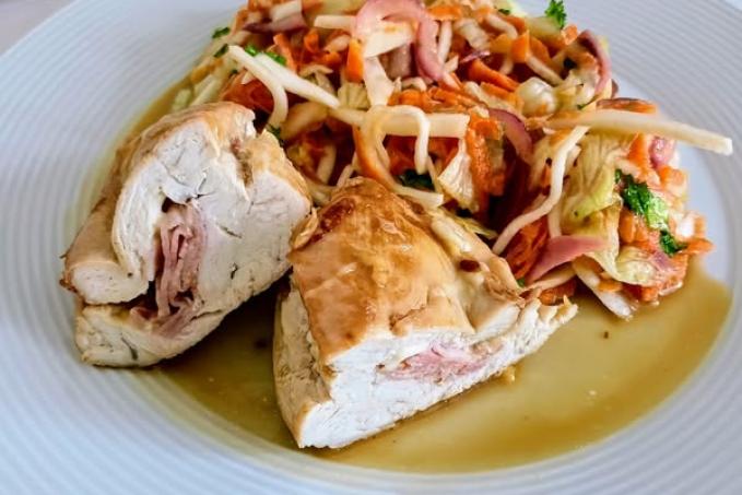 Kuřecí prso se zeleninovým salátem