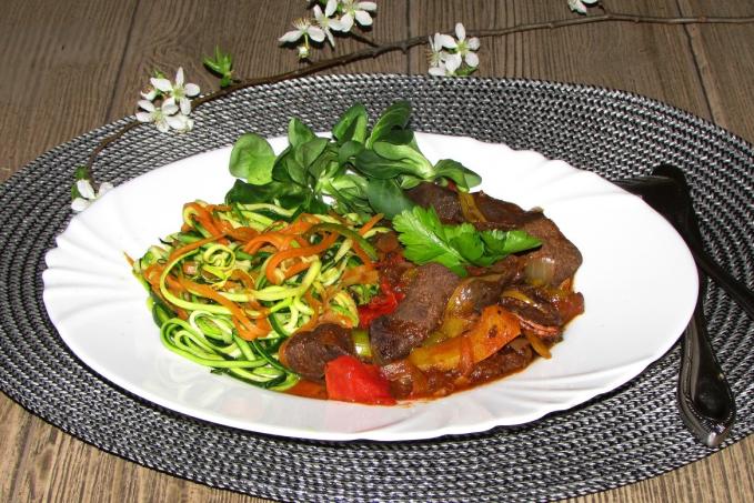 VEPŘOVÁ JÁTRA NA ZELENINĚ + CUKETOVÉ A MRKVOVÉ NUDLE