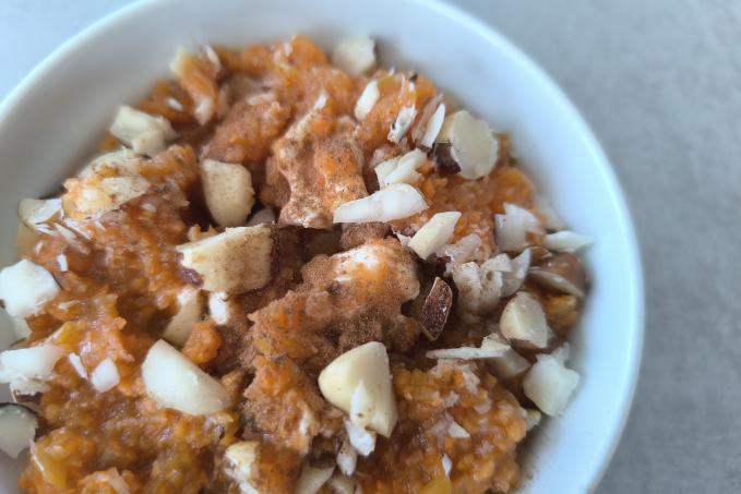 Řecký jogurt s mrkvovým salátem a oříšky