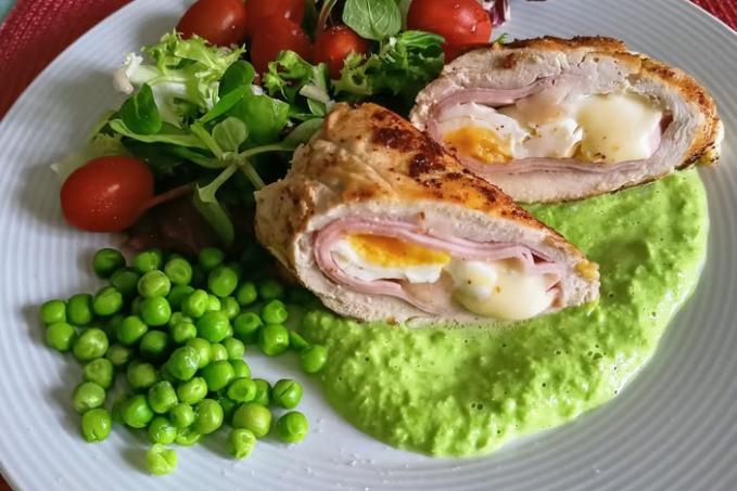 Kuřecí prsa plněná + hrášek