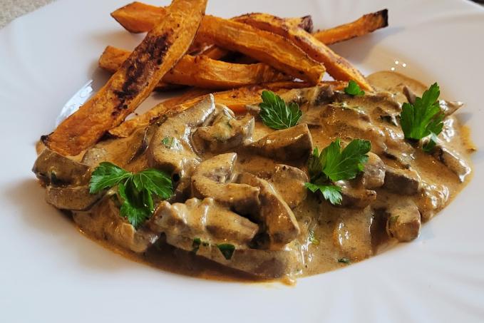 VEPŘOVÉ LEDVINKY NA SMETANĚ S BATÁTOVÝMI HRANOLKY