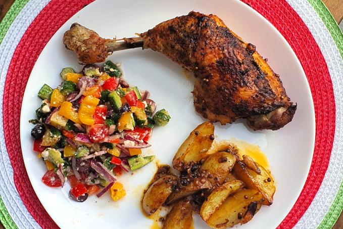 Kuřecí stehno s citronovým bramborem a řeckým salátem