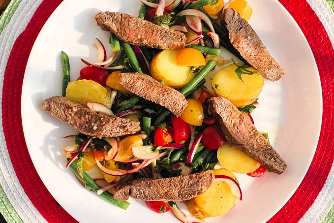 Teplý bramborový salát s hovězím masem