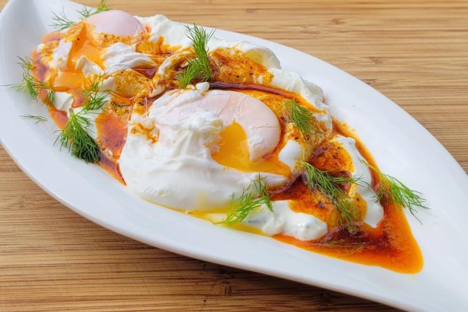 Turecká vejce se zakysanou smetanou