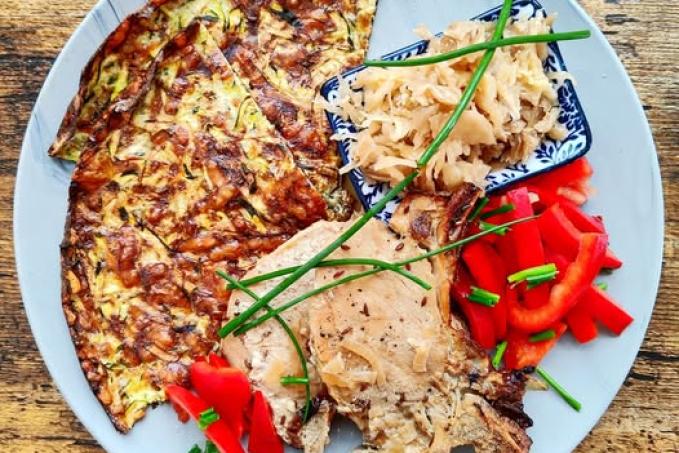 Vepřová pečeně, cukeťák a zelí s křenem