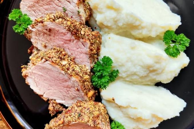 Vepřová panenka v krustě z kešu a petrželky s květákovou kaší