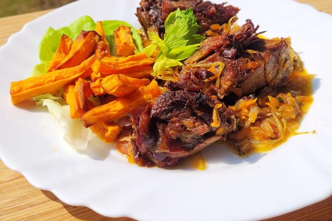 KANČÍ NA ZELENINĚ S BATÁTOVÝMI HRANOLKY