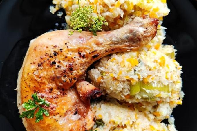 Pečené kuřecí stehno a zeleninová "rýže"