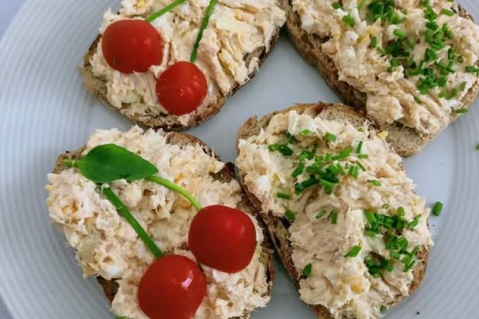 Tuňáková pomazánka s cottage a vejci