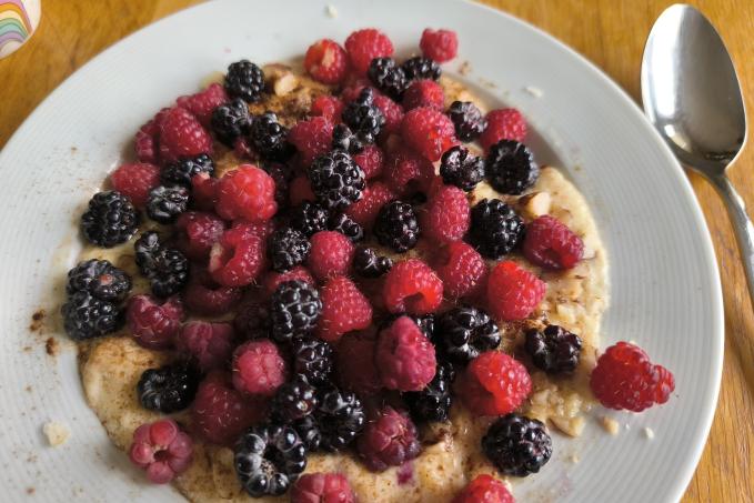 Kaše z psyllia a bílků s ovocem