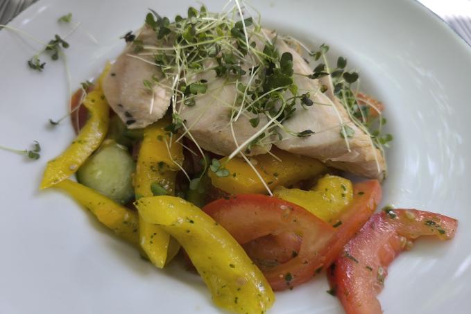 Salát s pestem a grilovaným kuřetem