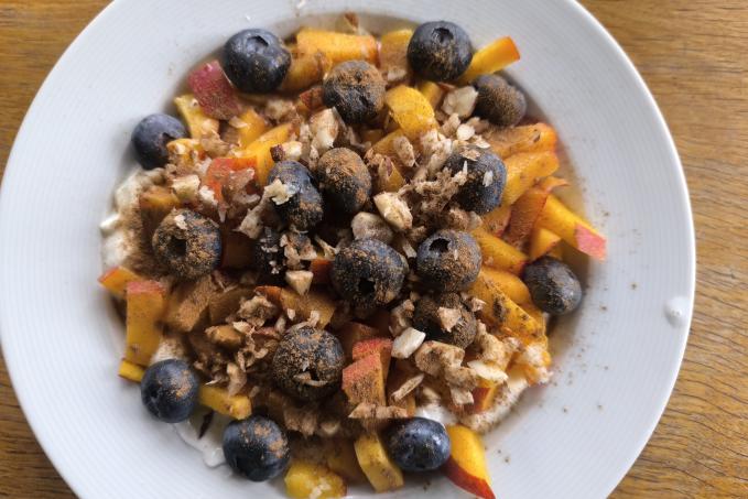 Krémová proteinová kaše s lněnou moukou, ovocem a vanilkovým přelivem