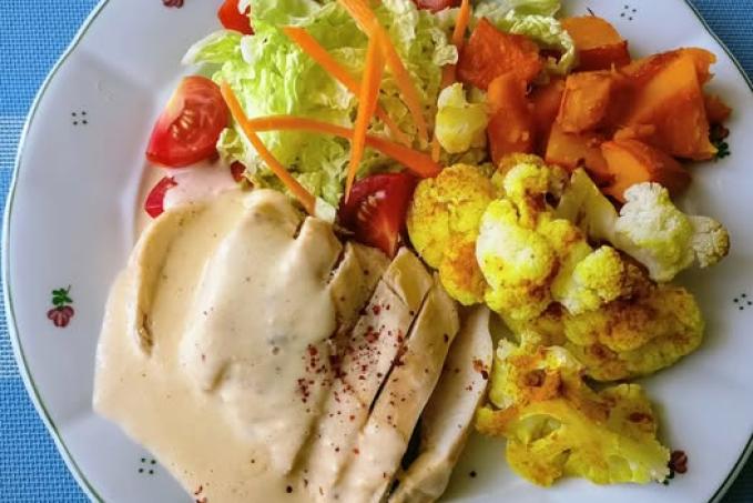 Kuřecí prso s holandskou omáčkou a pečený květák s dýní