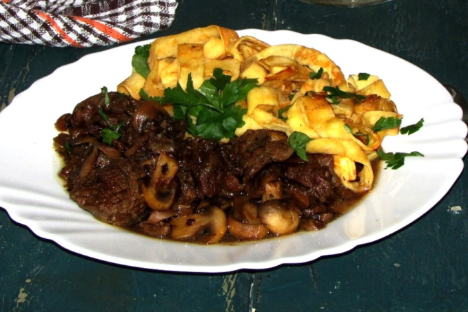 HOVĚZÍ NA HOUBÁCH S LC TĚSTOVINAMI