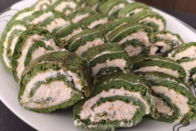 Špenátová roláda s krémem z ricotty, sušených rajčat a bazalky